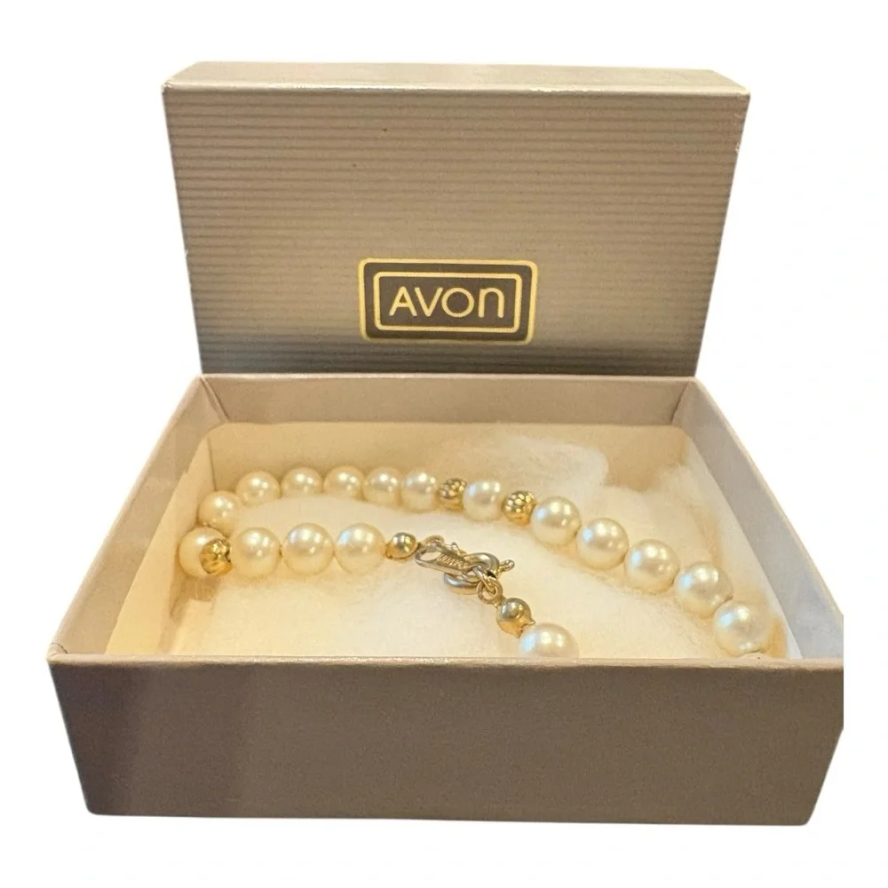 Avon Vintage Faux Pearl Gold Tone Bead Bracelet 6” in Box J13